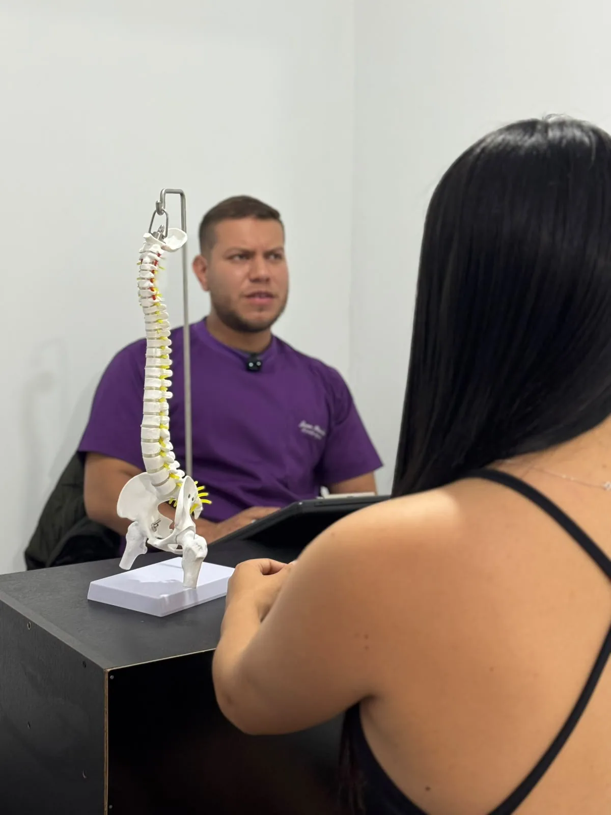 Consulta real y explicación con modelo de columna vertebral