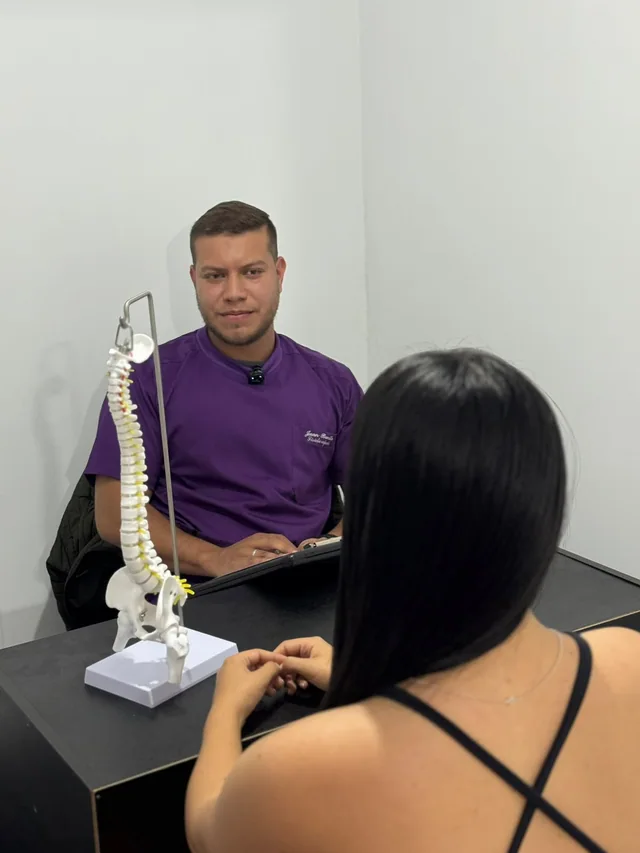 Fisioterapeuta de SABBIOS escuchando a una paciente